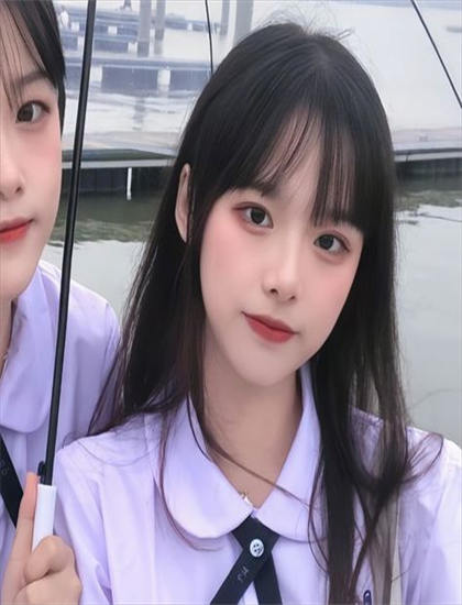 《杨光的夏天》叙事手法解析深刻反思的：时间线安排与视角切换技巧探讨